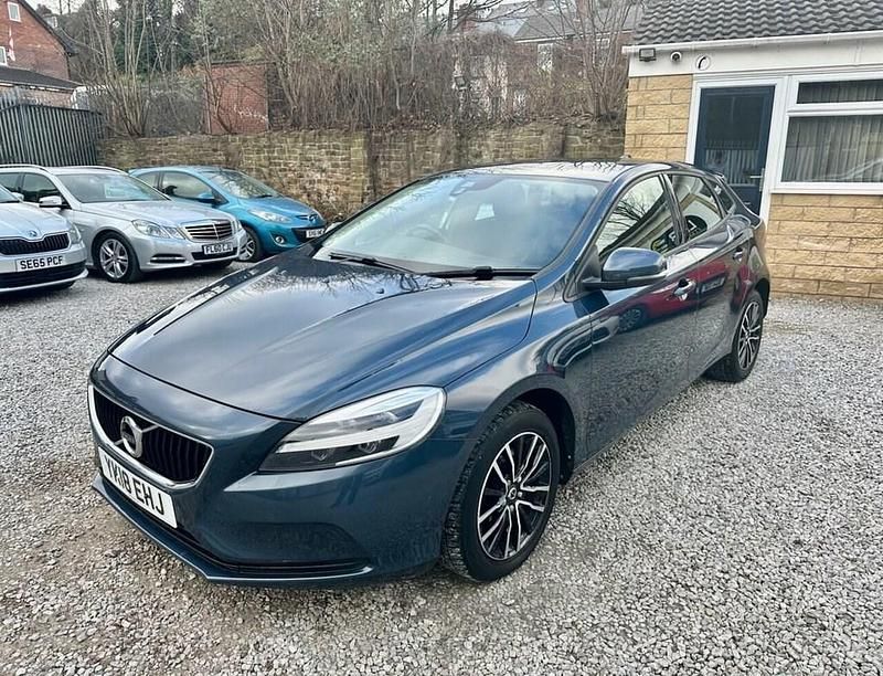 Used Volvo V40 Momentum 152 HP (111 kW) 2018 Blue Hatchback
