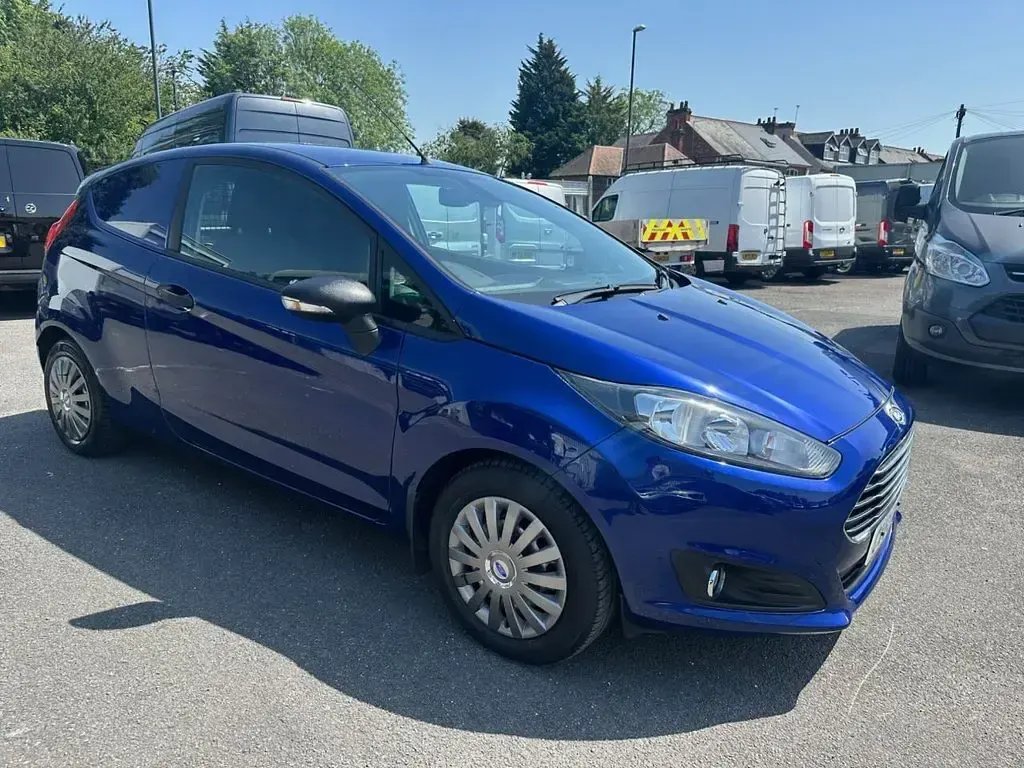 Used Ford Fiesta 94 HP (69 kW) 2015 Blue Hatchback
