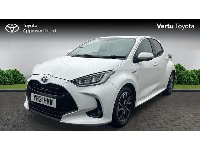Used Toyota Yaris Hybrid Design 116 HP (85 kW) 2021 White Hatchback