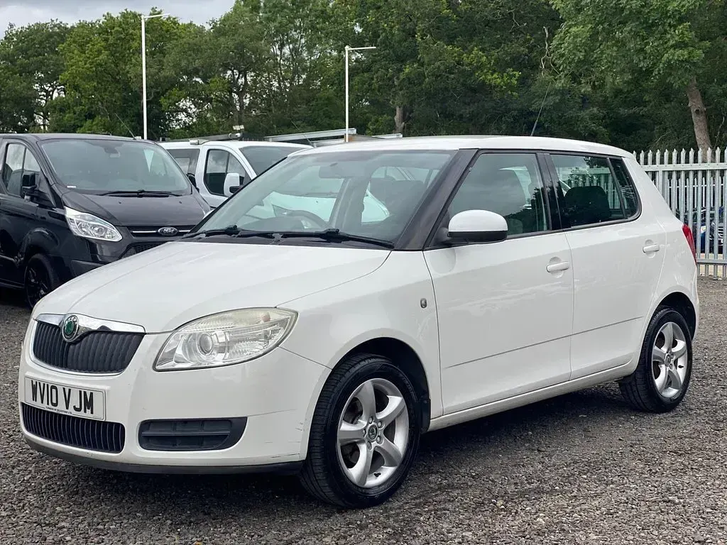 Used Skoda Fabia 86 HP (63 kW) 2010 White Hatchback