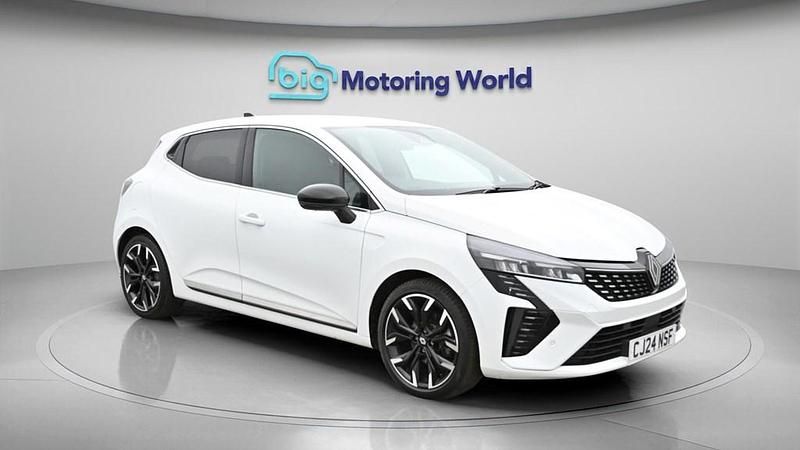 Used Renault Clio V Techno 145 HP (106 kW) 2024 White Hatchback