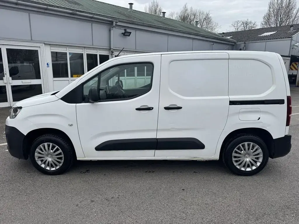 Używany Citroën Berlingo 75 KM (55 kW) 2021 Biały Minivan