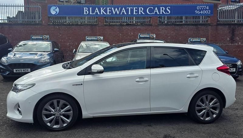Used Toyota Auris Hybrid 2015 White Hatchback