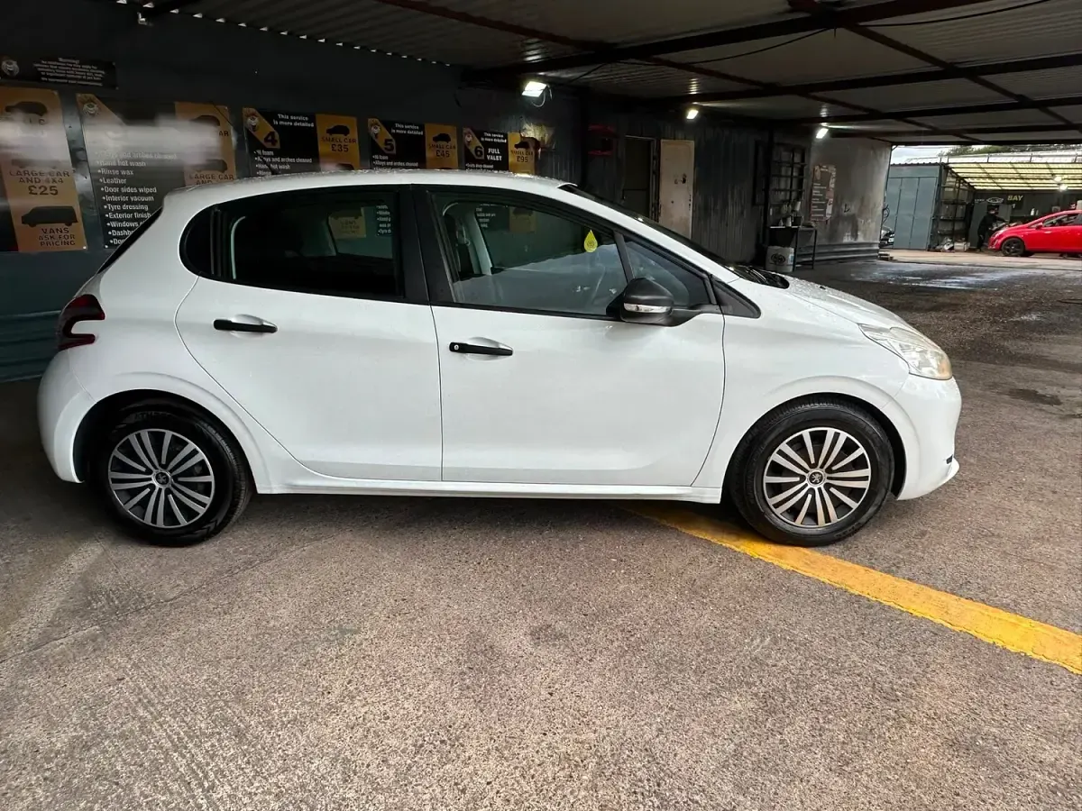 Used Peugeot 208 Access 68 HP (50 kW) 2014 White Hatchback