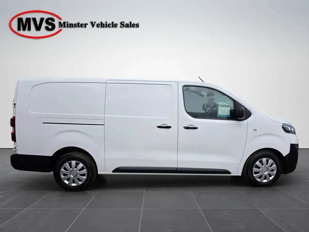 Used Vauxhall Vivaro 100 HP (73 kW) 2021 White MPV