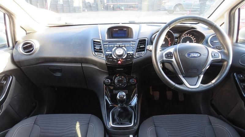 Usado Ford Fiesta Titanium 2014 Prateado Citadino