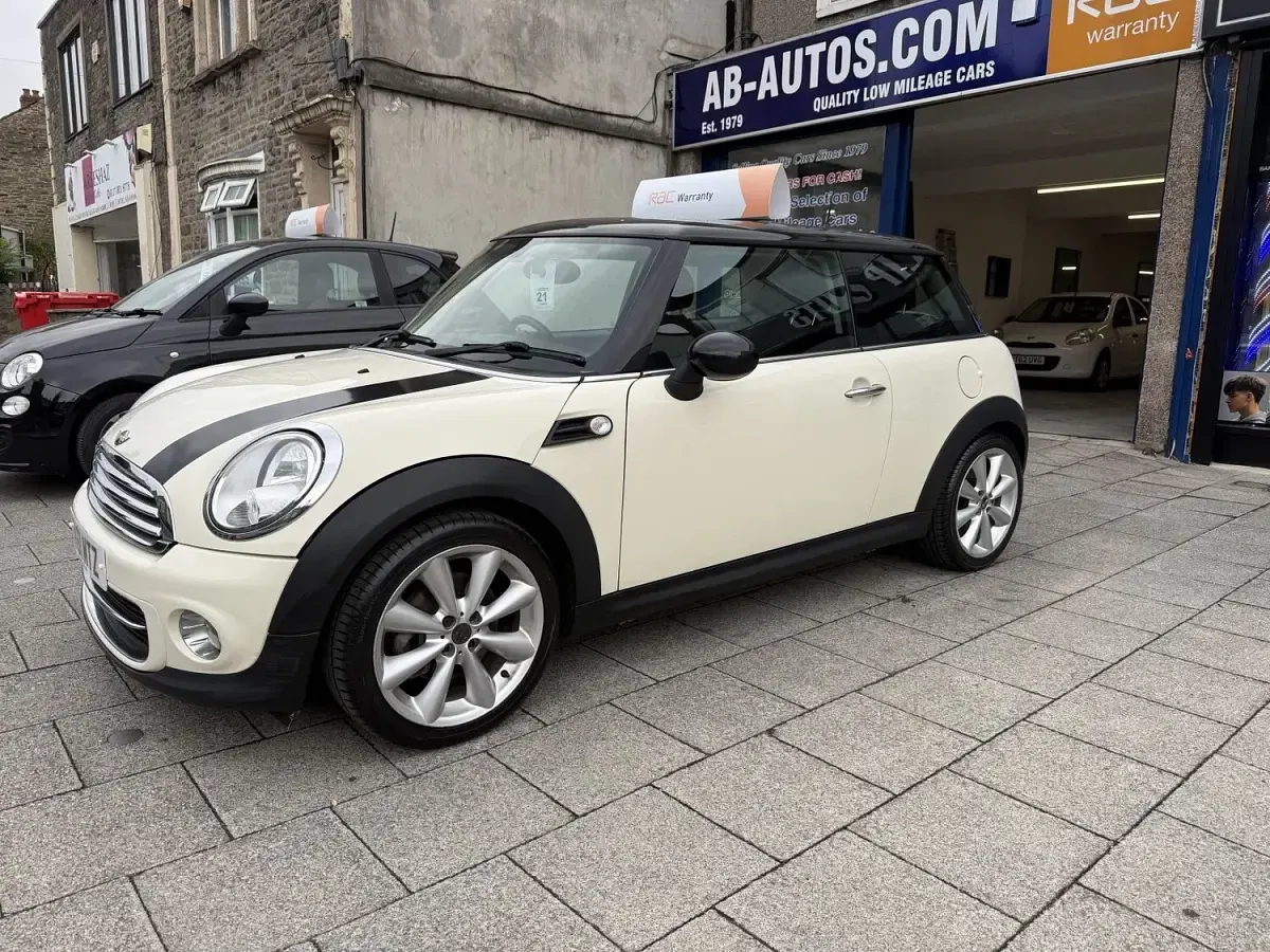 Used Mini Cooper Hatch 120 HP (88 kW) 2011 White Hatchback