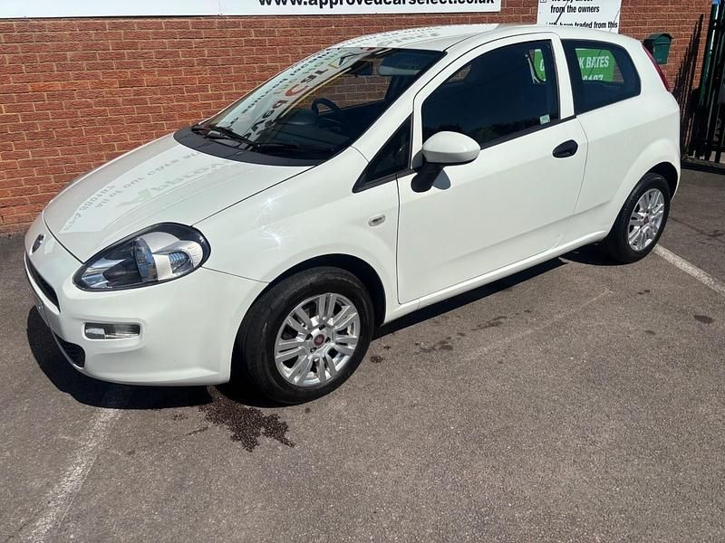 Used Fiat Punto Pop 69 HP (50 kW) 2015 White Hatchback