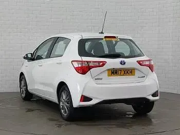 Used Toyota Yaris Hybrid 100 HP (73 kW) 2017 White Hatchback