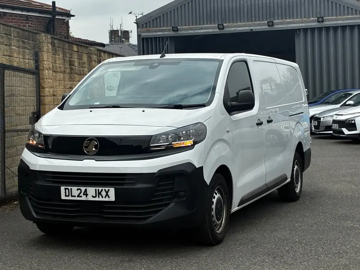 Used Vauxhall Vivaro 150 HP (110 kW) 2024 White MPV