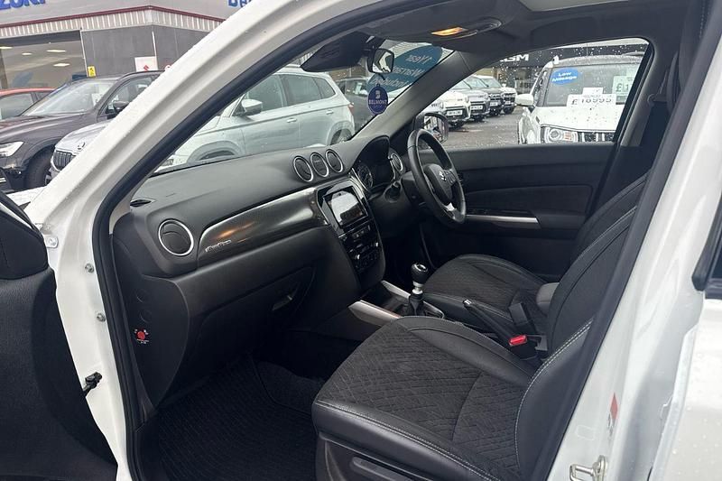 Used Suzuki Vitara SZ5 140 HP (102 kW) 2022 White Hatchback