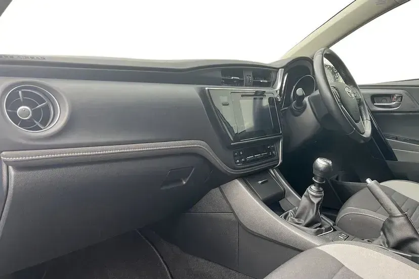 Used Toyota Auris Design 116 HP (85 kW) 2016 Blue Hatchback