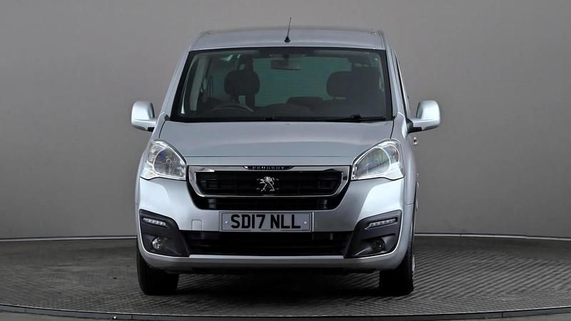 Used Peugeot TePee Allure 100 HP (73 kW) 2017 Silver MPV