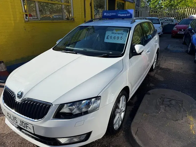 Usado Skoda Octavia Elegance 2015 Blanco Familiar
