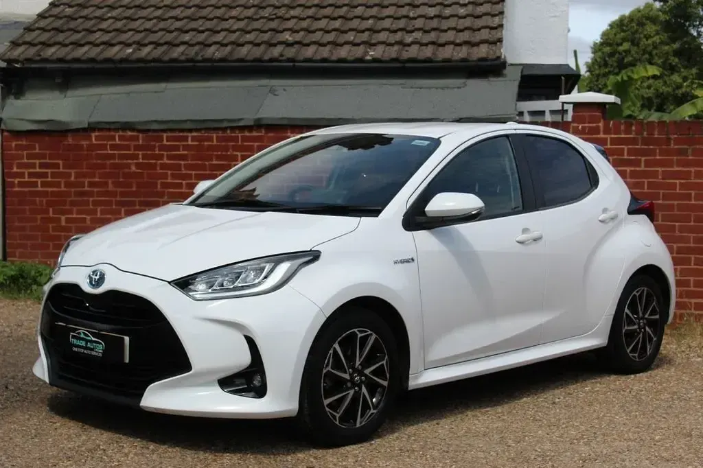 Used Toyota Yaris Design 116 HP (85 kW) 2020 White Hatchback