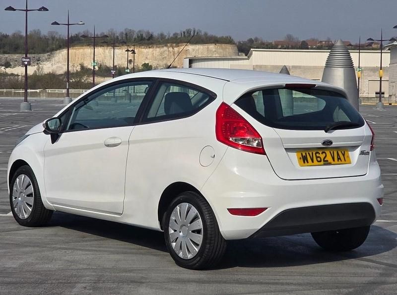 Used Ford Fiesta Zetec 2013 White Hatchback