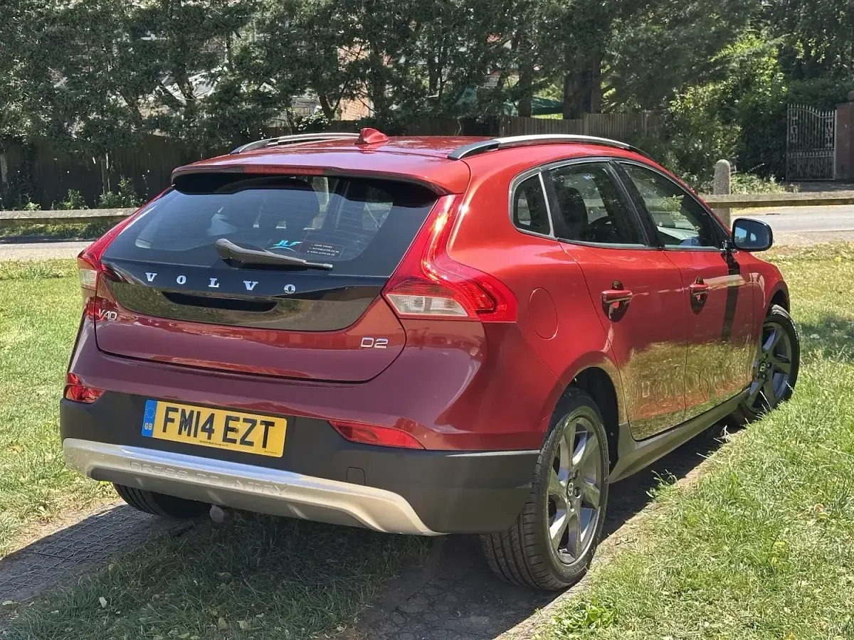 Used Volvo V40 2014 Red Hatchback