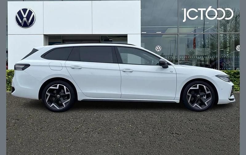 New VW Passat R-line 147 HP (108 kW) 2025 White Estate