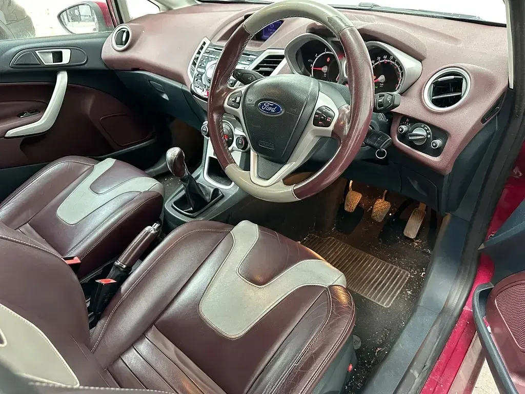 Usado Ford Fiesta Titanium 96 CV (70 kW) 2012 Rosa Utilitario