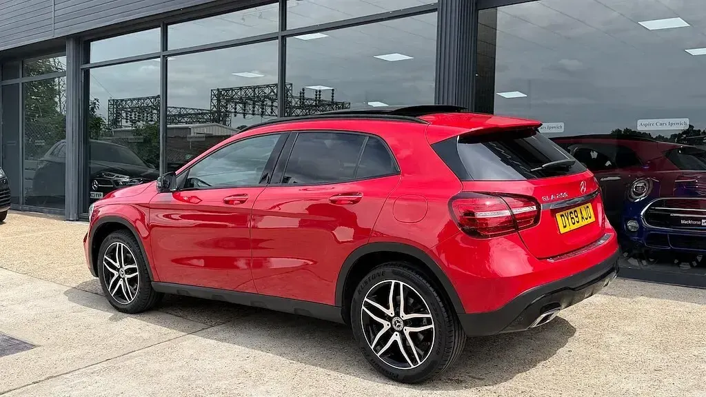Used Mercedes GLA200 Urban 154 HP (113 kW) 2019 Red SUV