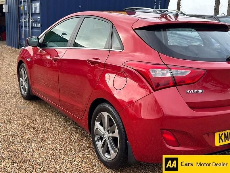 Used Hyundai i30 SE 100 HP (73 kW) 2015 Red Hatchback