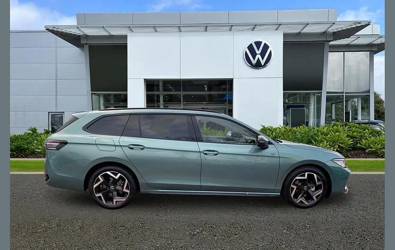 New VW Passat R-line 147 HP (108 kW) 2025 Green Estate