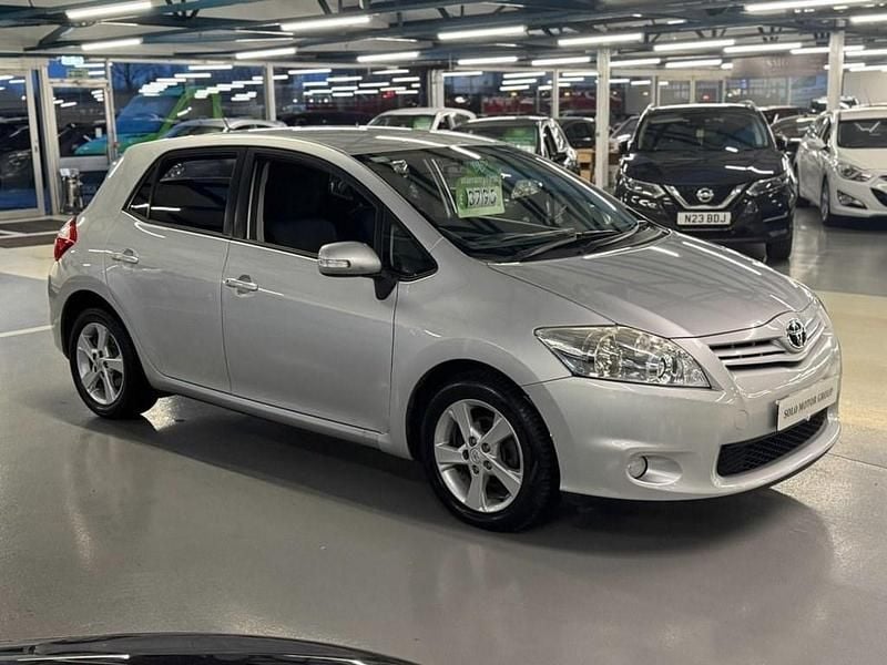 Silver Used 2010 Toyota Auris Hatchback | £3,495 (Fair price) - Image 1/4