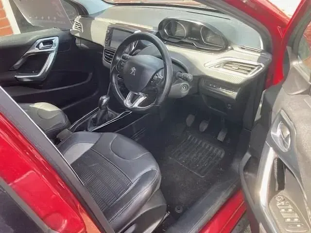 Käytetty Peugeot 2008 Allure 82 HP (60 kW) 2017 Punainen Katumaasturi