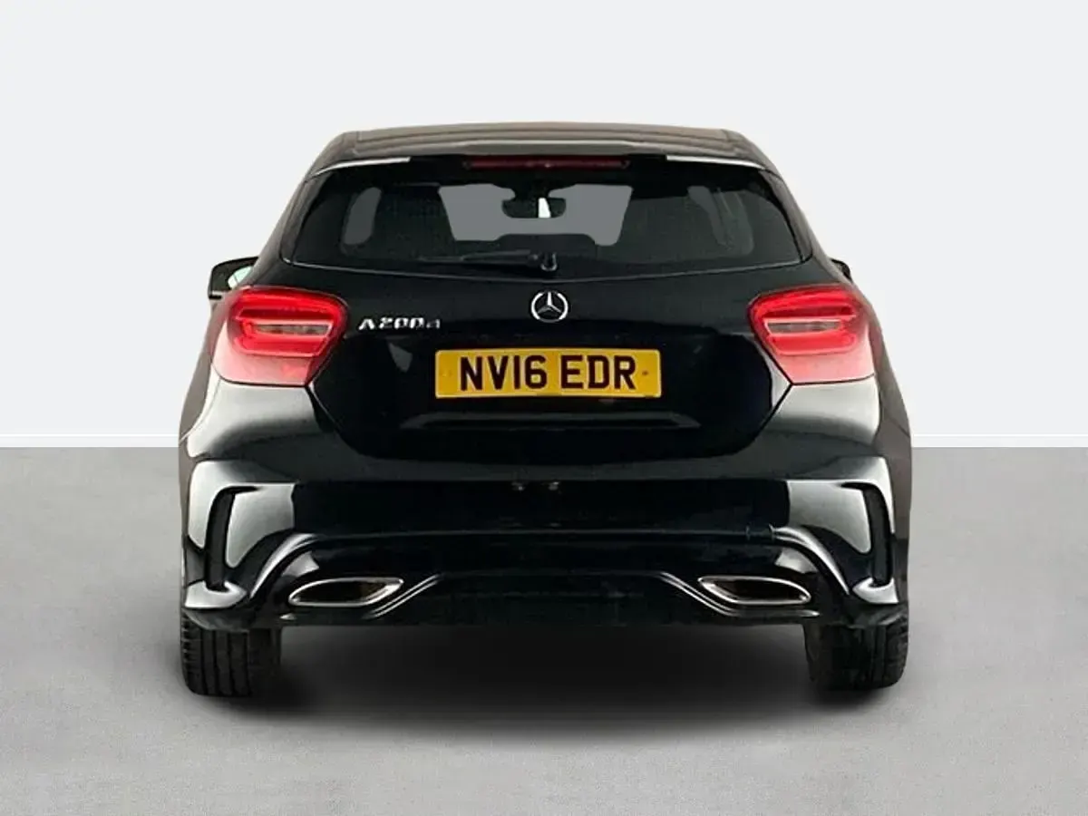 Begagnad Mercedes A200 AMG line 2016 Svart Halvkombi