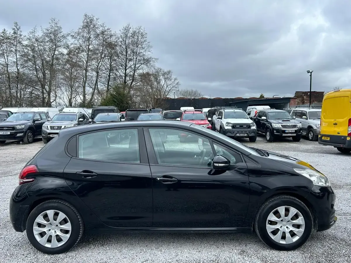 Used Peugeot 208 Access 68 HP (50 kW) 2015 Black Hatchback