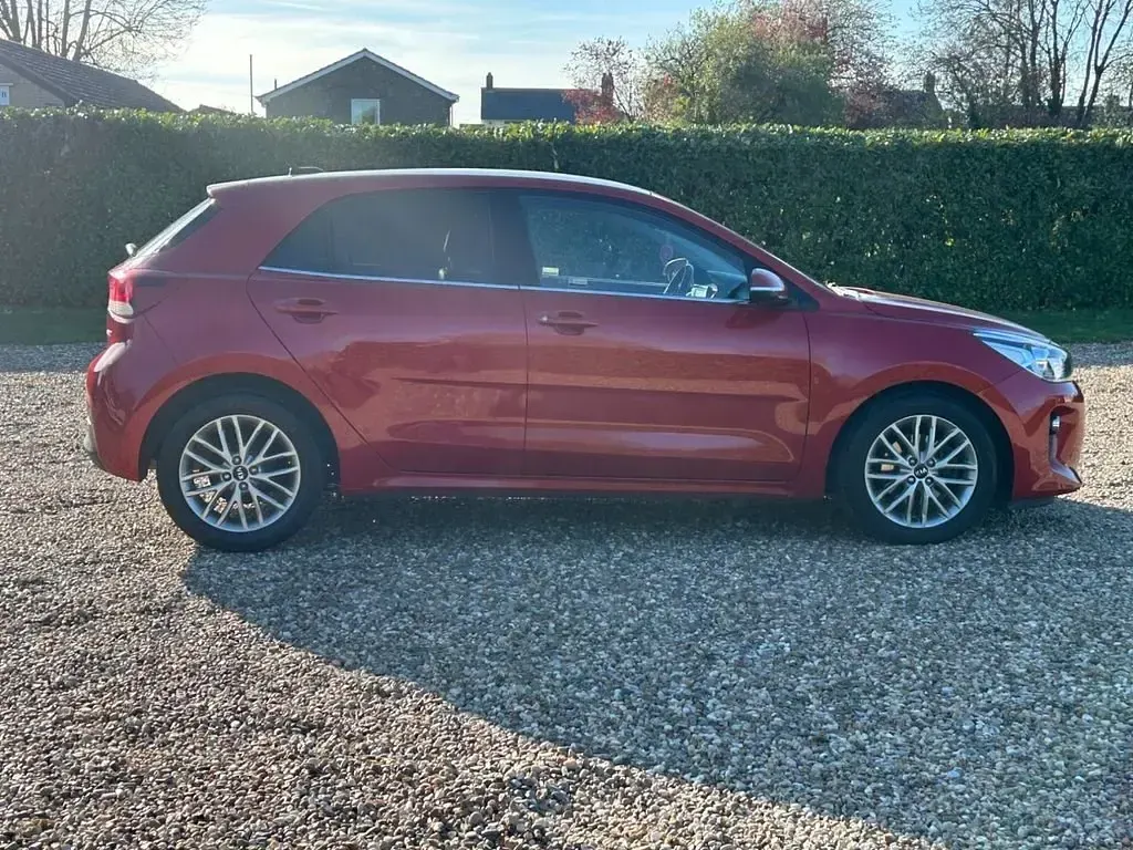 Usado Kia Rio 89 HP (65 kW) 2017 Vermelho Citadino