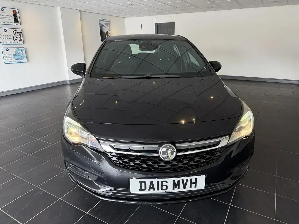 Used Vauxhall Astra SRi 98 HP (72 kW) 2016 Black Hatchback