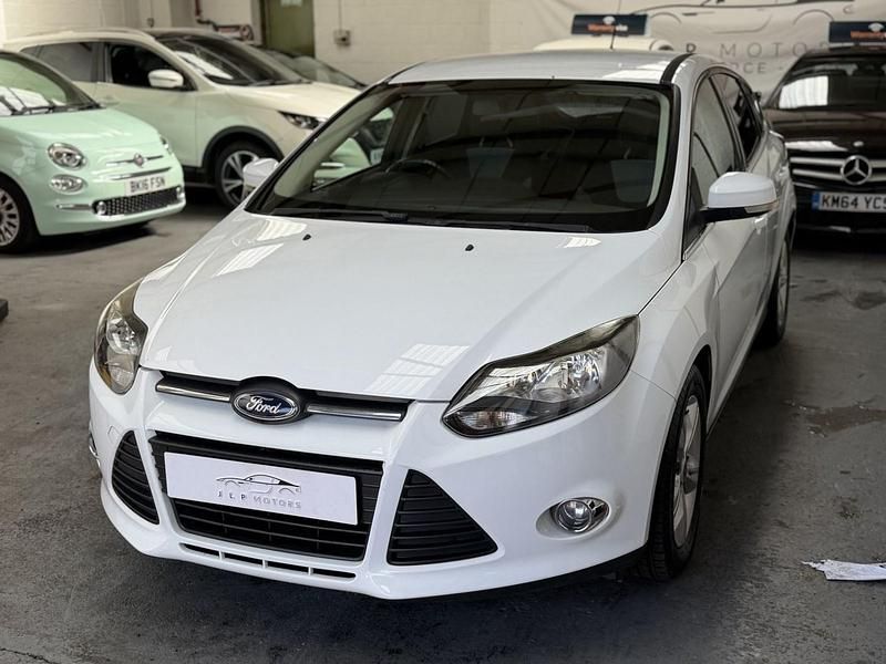 Used Ford Focus Zetec 105 HP (77 kW) 2011 White Hatchback