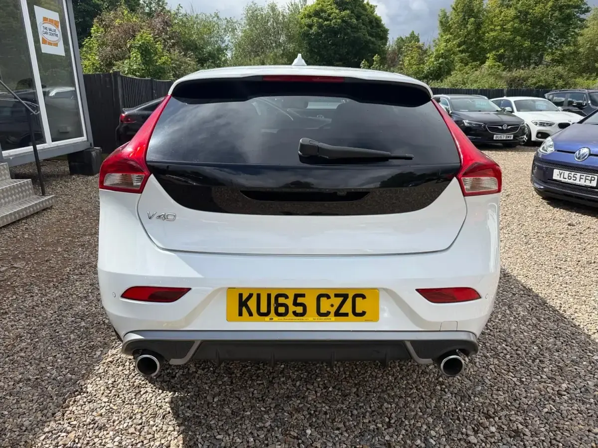 Used Volvo V40 R-Design 120 HP (88 kW) 2015 White Hatchback