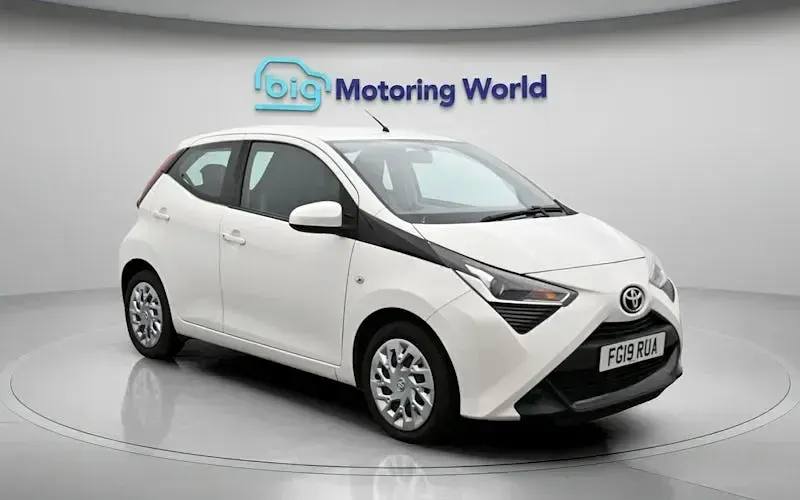 Used Toyota Aygo X-play 72 HP (52 kW) 2019 White Hatchback