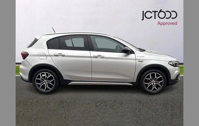 Used Fiat Tipo Cross 99 HP (72 kW) 2022 Silver Hatchback