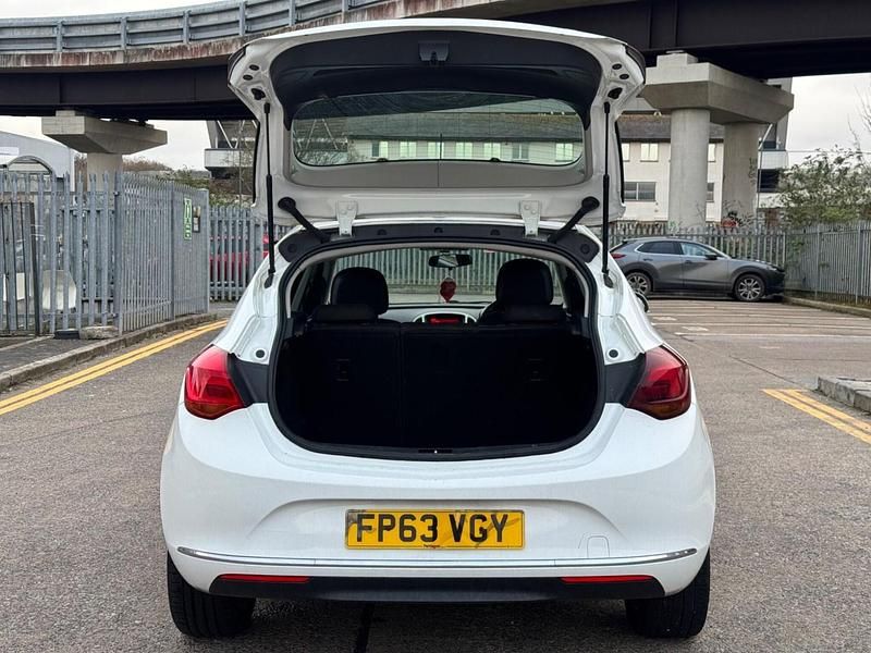 Begagnad Vauxhall Astra 2013 Vit Halvkombi