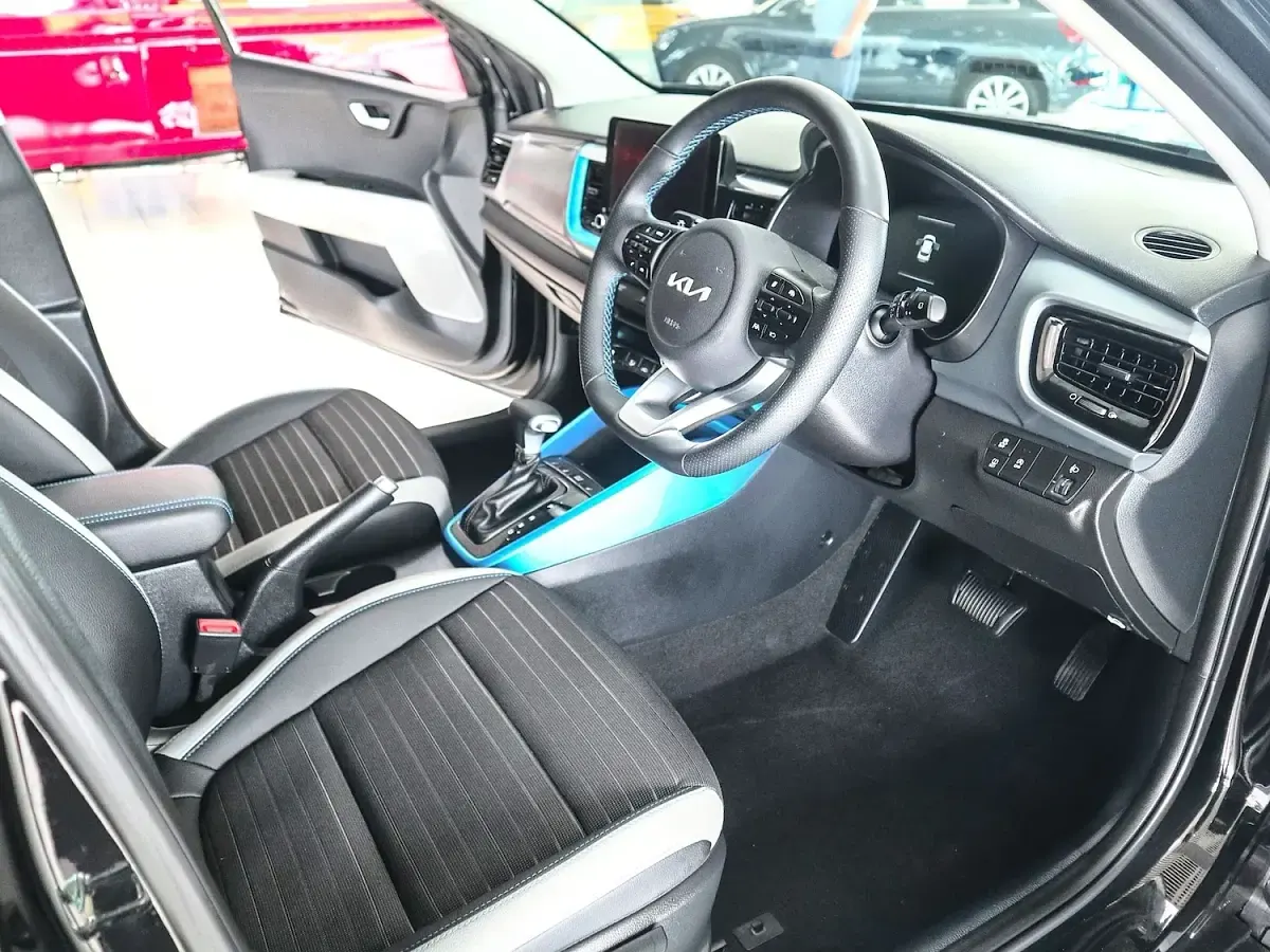 Used Kia Stonic 100 HP (73 kW) 2024 Black SUV
