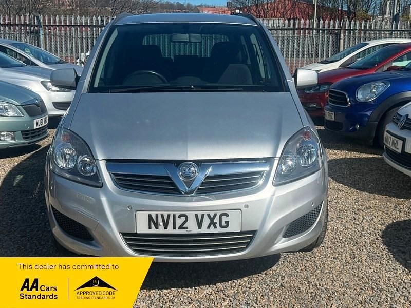 Second-hand Vauxhall Zafira 115 CP (84 kW) 2012 Argintiu Monovolum