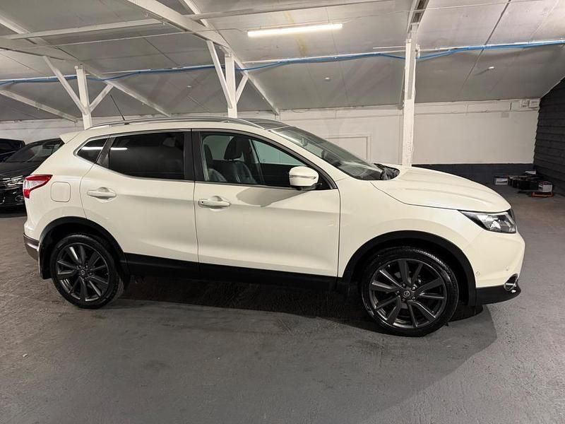 Used Nissan Qashqai Tekna 2014 White SUV
