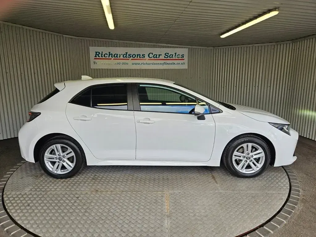 Used Toyota Corolla 120 HP (88 kW) 2022 White Hatchback