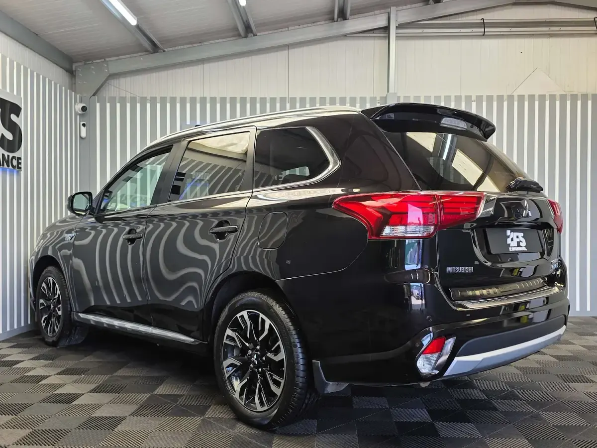 Used Mitsubishi Outlander P-HEV 200 HP (147 kW) 2016 Black SUV
