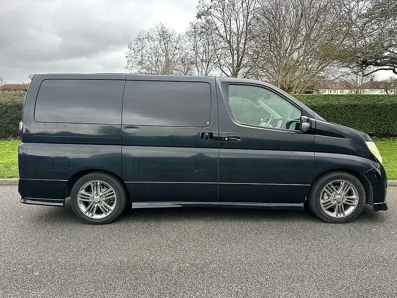 Usado Nissan Elgrand 2021 Negro Monovolumen