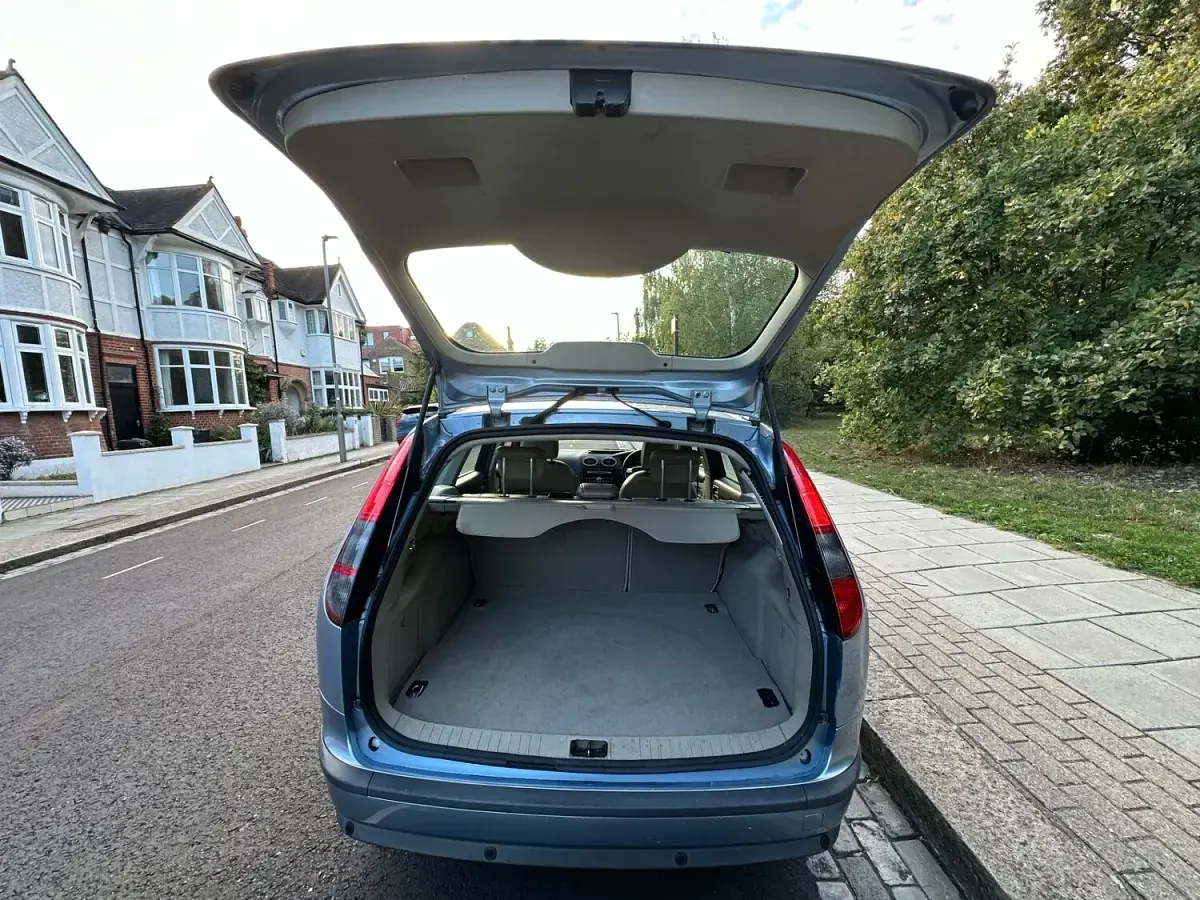 Used Ford Focus Ghia 145 HP (106 kW) 2006 Blue Estate