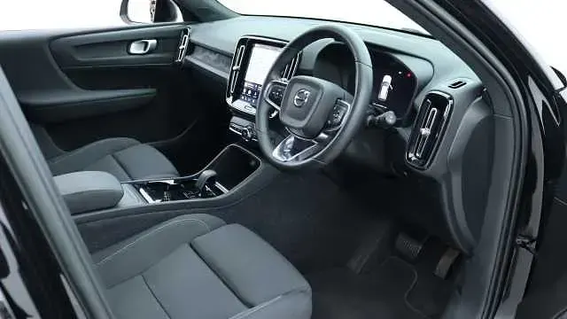 Używany Volvo XC40 Core 175 kW (238 KM) 2023 SUV