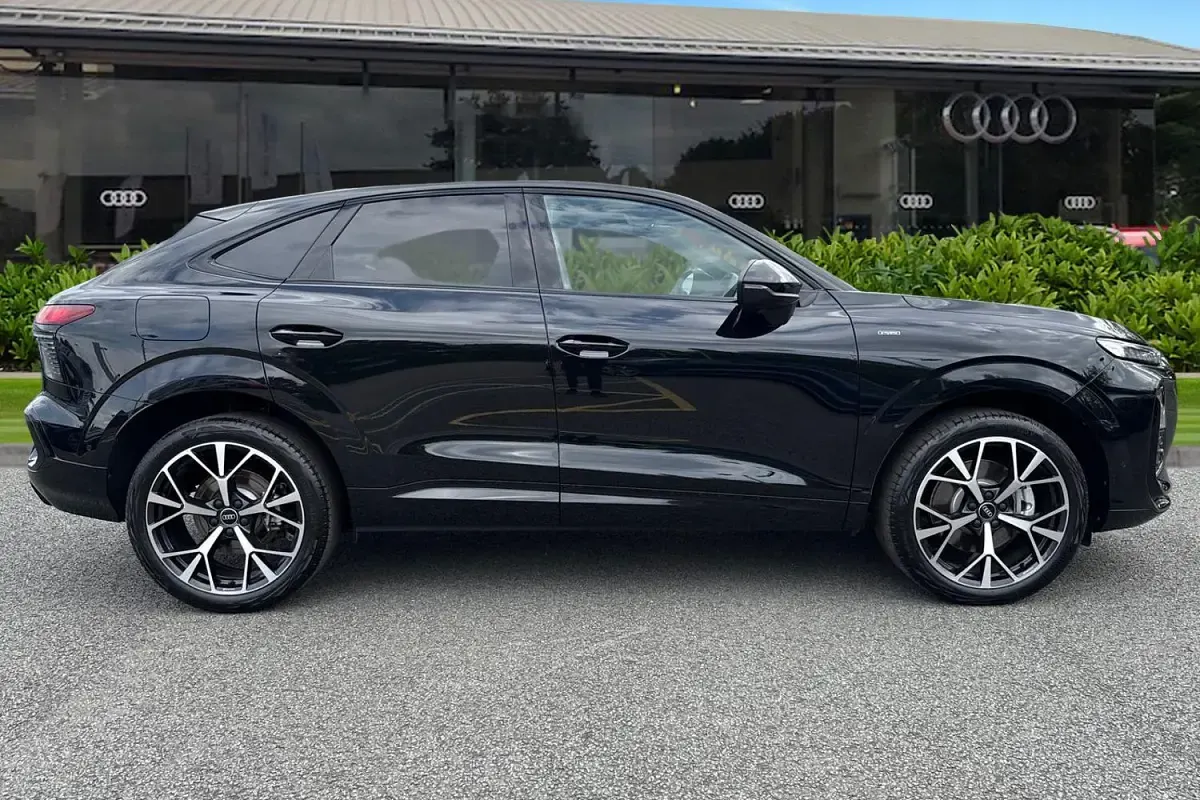 New Audi Q3 Advanced 272 HP (200 kW) 2025 Black SUV