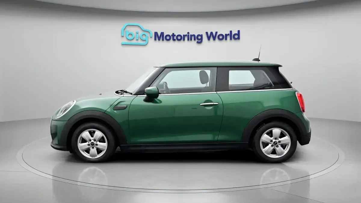 Usado Mini Cooper Classic 136 HP (100 kW) 2022 Verde Citadino