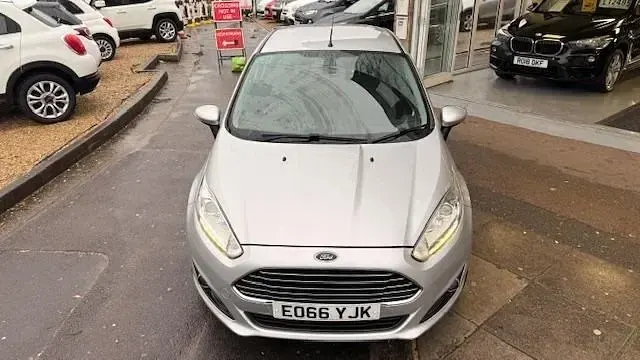 Usado Ford Fiesta Titanium 125 HP (91 kW) 2016 Prateado Citadino