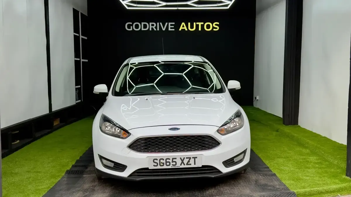Used Ford Focus Zetec 125 HP (91 kW) 2015 White Hatchback