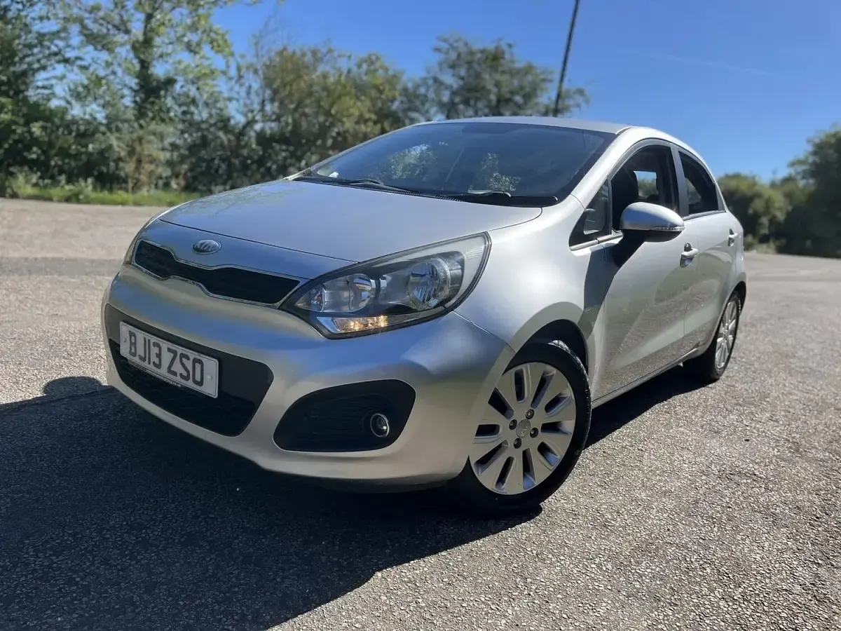 Used Kia Rio 75 HP (55 kW) 2013 Silver Hatchback